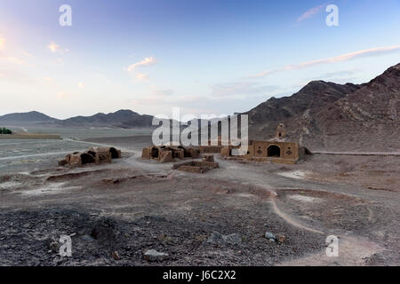 L'IRAN YAZD TOUR DE SILENCE ET VILLAGE Zoroastre Banque D'Images