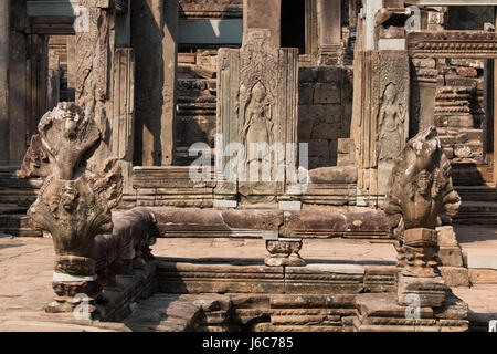 Restauré et les tâches d'une sculpture de la mythique shesh nag à Bayon temple, dans le complexe d'Angkor Wat Banque D'Images