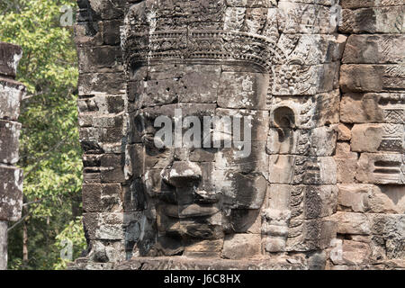 Un coup de visage unique à partir de l'une des tours du Bayon temple dans le complexe d'Angkor Wat Banque D'Images