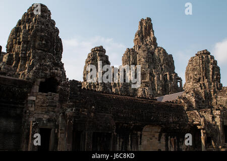 Vue panoramique sur les nombreuses tours de Bayon temple dans le complexe d'Angkor Wat Banque D'Images