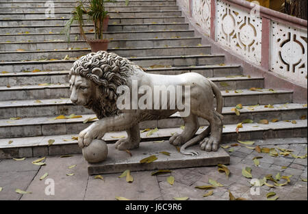 Les lions qui garde l'entrée à la Temple Sree Sree Chanua Probhu à Kolkata, Bengale occidental, Inde le 09 février, 201 Banque D'Images