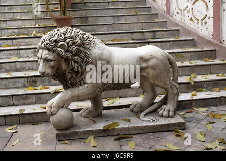 Les lions qui garde l'entrée à la Temple Sree Sree Chanua Probhu à Kolkata, Bengale occidental, Inde le 09 février, 201 Banque D'Images