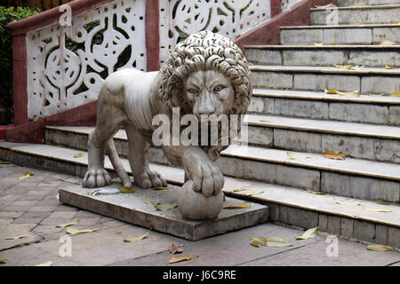 Les lions qui garde l'entrée à la Temple Sree Sree Chanua Probhu à Kolkata, Bengale occidental, Inde le 09 février, 201 Banque D'Images