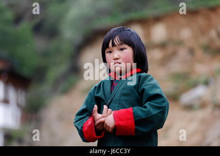 Jeune fille en costume traditionnel bhoutanais Banque D'Images