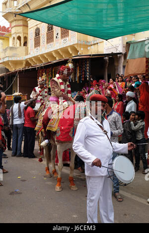 Les jeunes mariés sur un cheval mène la partie de mariage à la maison de la mariée à Pushkar, Rajasthan, Inde le 17 février 2016. Banque D'Images