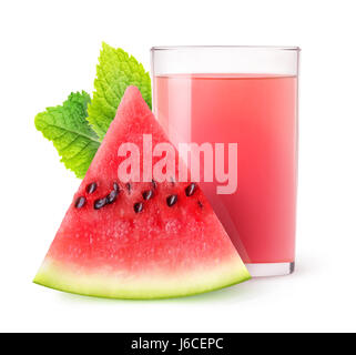 Verre isolé. Verre de jus de pastèque et une coupe de fruits isolé sur fond blanc avec clipping path Banque D'Images