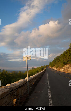 Vue depuis la Shawangunk Mountains Scenic Byway, ou l'oublier, sur la route 44/55 à Minnewaska State Park, New York State, USA. Banque D'Images