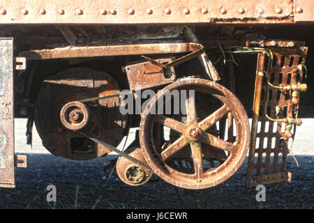 Détail de vieilles machines sur le dessous d'une voiture de chemin de fer abandonnée. Banque D'Images