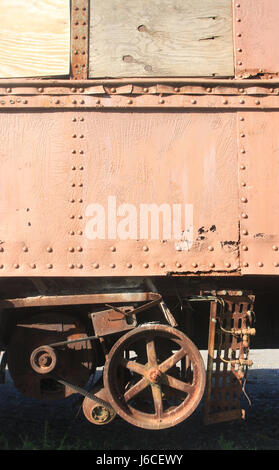 Détail de vieilles machines sur le dessous d'une voiture de chemin de fer abandonnée. Banque D'Images