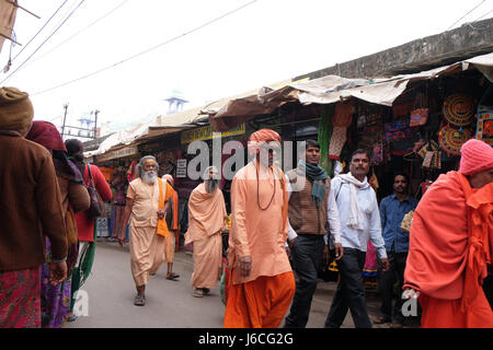 Un sadhu indien saint homme marcher au bazar et recueillir des aumônes à Pushkar, Inde le 18 février 2016. Banque D'Images