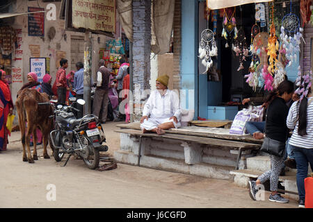 Propriétaire est assis devant son épicerie à Pushkar, Rajasthan, Inde le 18 février 2016. Banque D'Images