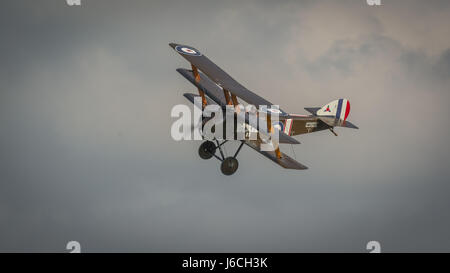 Biggleswade, UK - 7 mai 2017 : Vintage Sopwith Triplane en vol Banque D'Images