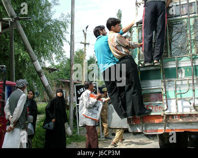 Surcharge transport public bus, sur route, Green, Cachemire Valley, Srinagar, Inde (photo Copyright © Saji Maramon) Banque D'Images