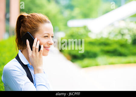 Closeup portrait smiling businesswoman talking on mobile phone. Business Woman having conversation on cellphone debout devant le bureau de l'entreprise Banque D'Images