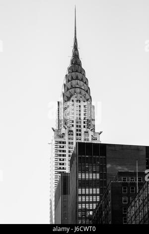 New York Manhattan bâtiment Crysler ciel gratte-ciel bleu en noir et blanc de pointe Banque D'Images
