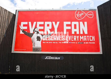 Pour les fans de football de Virgin Media fiche 48 paquet panneau publicitaire sur site JCDecaux dans Newport, Pays de Galles, Royaume-Uni Banque D'Images