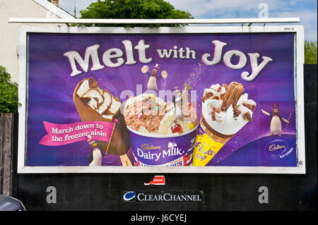 Cadbury's ice cream 48 affiche fiche technique panneau publicitaire sur le panneau publicitaire du site ClearChannel dans Newport, Pays de Galles, Royaume-Uni Banque D'Images