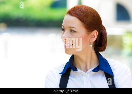 Closeup portrait portrait young beautiful business woman in white shirt smiling urbain isolé, rue de la ville historique de journée ensoleillée. L'em positif Banque D'Images