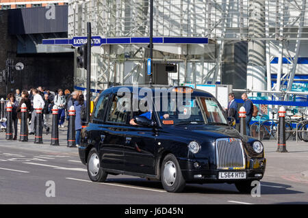 Taxi noir en face de la station de métro Blackfriars, Londres Angleterre Royaume-Uni UK Banque D'Images