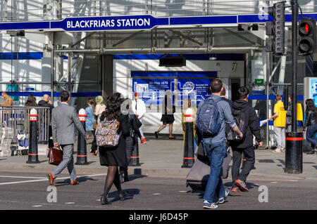 Les gens en face de la station de métro Blackfriars, Londres Angleterre Royaume-Uni UK Banque D'Images