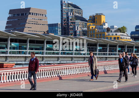 Le Blackfriars Bridge avec l'interrupteur du Tate Modern House et le Neo Bankside bâtiment en arrière-plan, Londres Angleterre Royaume-Uni UK Banque D'Images