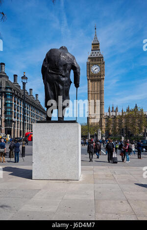 La statue de bronze de Winston Churchill et le Big Ben à la place du Parlement à Londres, Angleterre Royaume-Uni UK Banque D'Images