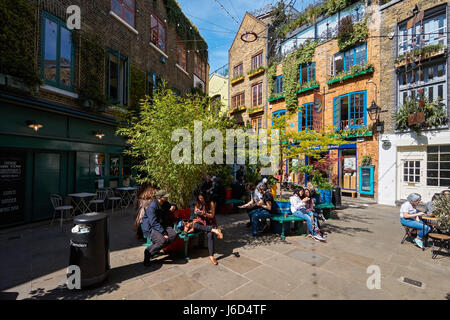 Les gens à la place Neal's Yard à Covent Garden, Londres, Angleterre, Royaume-Uni, UK Banque D'Images