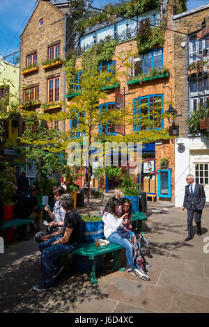 Les gens à la place Neal's Yard à Covent Garden, Londres, Angleterre, Royaume-Uni, UK Banque D'Images