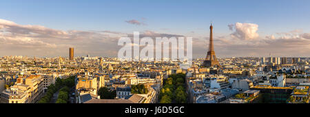 Vue panoramique sur les toits de Paris d'été au coucher du soleil avec la Tour Eiffel. 16ème arrondissement, Paris, France Banque D'Images