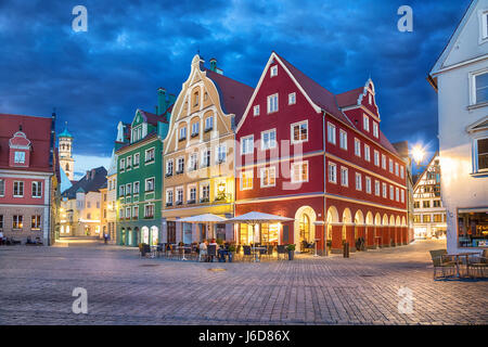 Bâtiments colorés sur la place du marché (Marktplatz) au crépuscule à Memmingen, Bavière, Allemagne Banque D'Images