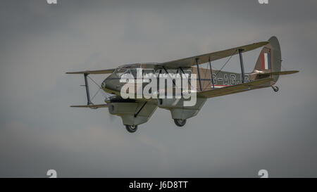 Biggleswade, UK - 7 mai 2017 : Vintage De Haviland Dragon Rapide en vol Banque D'Images