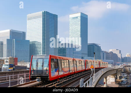 Docklands light railway à Londres avec Canary Wharf à l'arrière-plan Banque D'Images