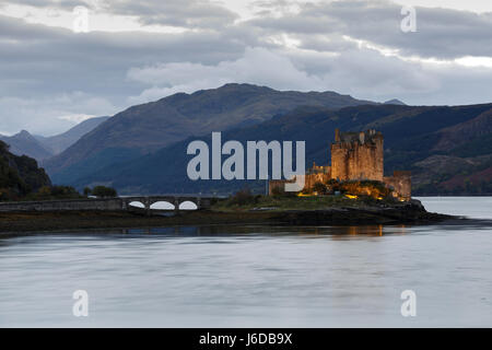 Le crépuscule sur le château d'Eilean Donan, Ecosse, Royaume-Uni. Banque D'Images