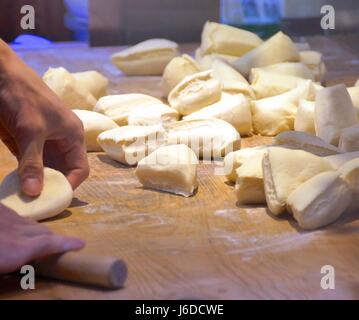 Rouler la pâte pour quenelles Banque D'Images