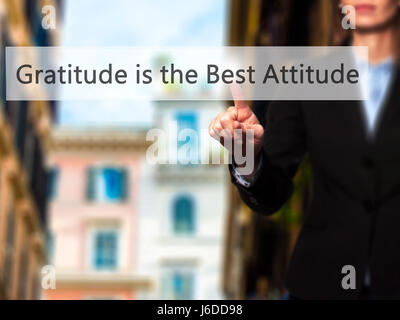 La gratitude est la meilleure attitude - Businesswoman part appui bouton sur l'interface de l'écran tactile. Le commerce, la technologie, internet concept. Stock Photo Banque D'Images