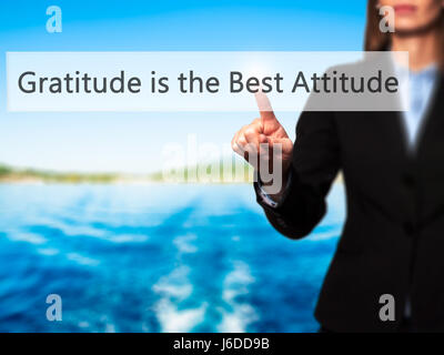 La gratitude est la meilleure attitude - Businesswoman part appui bouton sur l'interface de l'écran tactile. Le commerce, la technologie, internet concept. Stock Photo Banque D'Images