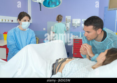 Femme bébé dans la salle d'accouchement de l'hôpital Banque D'Images