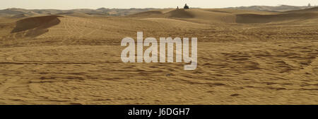 Sunny View dans le sable du désert avec des marques de roues du véhicule pour deux personnes casqué en quad sur les dunes de sable, Al Badayer, Dubai-Hatta Road, DUBAÏ, ÉMIRATS ARABES UNIS Banque D'Images