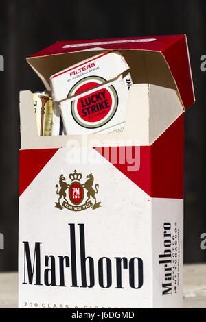 Par contre le tabac à rouler en paquet de Marlboro t30 prises sur fond  blanc Photo Stock - Alamy