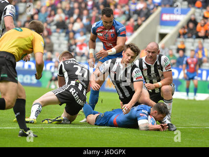 Wakefield Trinity's Scott Habitat Expo marque un essai au cours de la première journée de la Super League Befred Magic Week-end à St James' Park, Newcastle. Banque D'Images