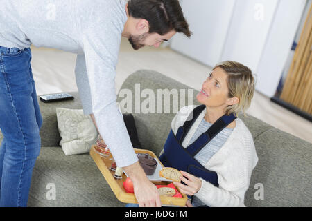 Plateau de service de l'homme blessé pour dame Banque D'Images