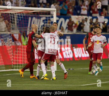 Harrison, NJ USA - Mai 19, 2017 : New York Red Bulls joueurs célèbrent but inscrit par Bradley Wright-Phillips (pas sur la photo) lors de match contre Toronto FC MLS sur Red Bull Arena. Fin du jeu à tirer 1 -1 Banque D'Images