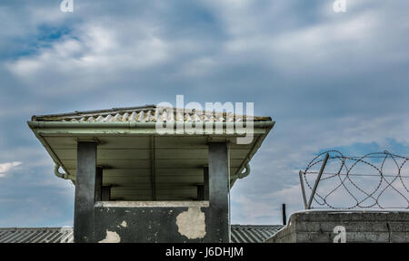 Tour d'observation de la sécurité et de barbelés en tête au mur musée de Robben Island, prison à sécurité maximum, Le Cap, Afrique du Sud Banque D'Images