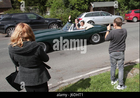 Pippa Middleton et James Matthews vague comme ils conduisent un Jaguar E-Type après leur mariage, surnommée la société mariage de l'année, à St Mark's Church in Englefield, Berkshire. Banque D'Images