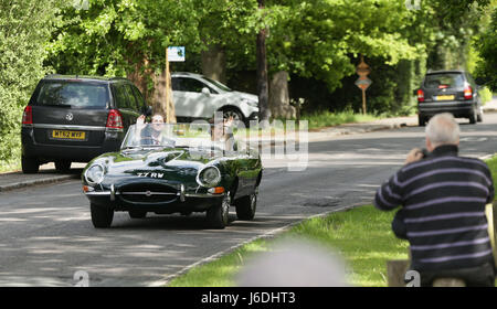 Pippa Middleton et James Matthews vague comme ils conduisent un Jaguar E-Type après leur mariage, surnommée la société mariage de l'année, à St Mark's Church in Englefield, Berkshire. Banque D'Images