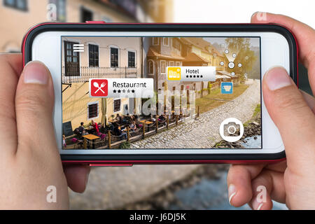 La réalité augmentée concept marketing. Main tenant l'utilisation de téléphones intelligents AR L'application pour vérifier l'information pertinente sur les espaces autour du client. Le Resta Banque D'Images