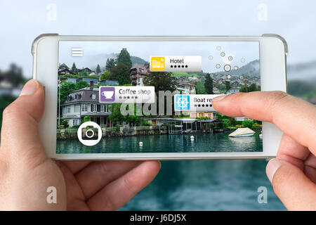 La réalité augmentée concept marketing. Main tenant l'utilisation de téléphones intelligents AR L'application pour vérifier l'information pertinente sur les espaces autour du client. River Banque D'Images