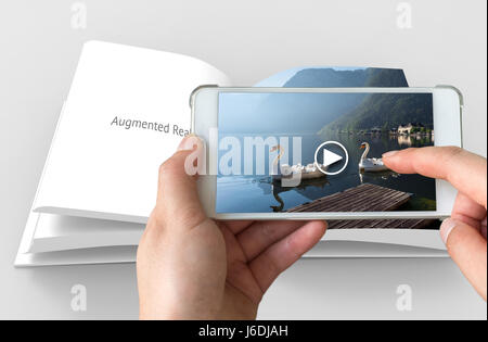 La réalité augmentée concept marketing. L'utilisation de téléphones intelligents tenir la main de l'application AR pour lire la vidéo pour le client. Banque D'Images