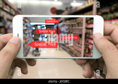 La réalité augmentée concept marketing. Main tenant l'utilisation de téléphones intelligents AR L'application pour vérifier un prix spécial dans un magasin de détail Banque D'Images