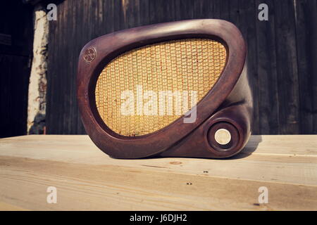 Old brown vintage bakelite radio Tesla sur fond de bois Banque D'Images